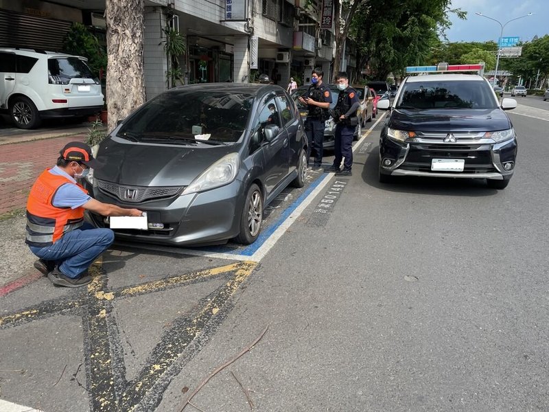 高雄市區監理所表示，遭吊註銷牌照車輛中，有80%未依規定辦理定期檢驗，在車況疑欠佳及未投保強制險的狀態下仍上路行駛，恐成道安隱憂。因此，高雄市監理所與警方聯手加強取締吊註銷車輛。（高雄市區監理所提供）中央社記者蔡孟妤傳真  112年7月19日