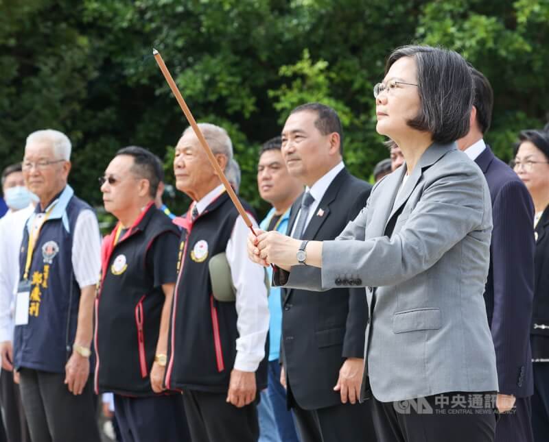 823戰役勝利65週年追思祭悼典禮23日在金門太武山公墓舉行，總統蔡英文（前右）主持追思典禮，國民黨總統參選人侯友宜（2排左4）等人陪同出席。中央社記者鄭清元攝 112年8月23日