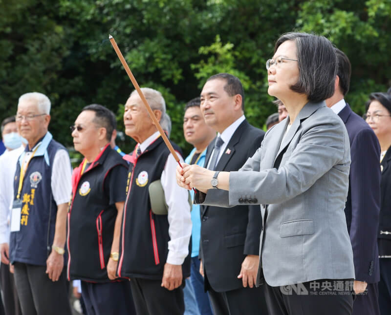 823戰役勝利65週年追思祭悼典禮23日在金門太武山公墓舉行，總統蔡英文（前右）主持追思典禮，國民黨總統參選人侯友宜（2排左4）等人一同出席。 中央社記者鄭清元攝 112年8月23日