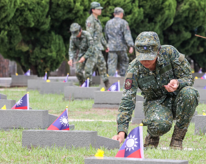 823戰役勝利65週年追思祭悼典禮23日在金門太武山公墓舉行，國軍官兵在陣亡將士墓前上香獻花，表達追思。中央社記者鄭清元攝 112年8月23日