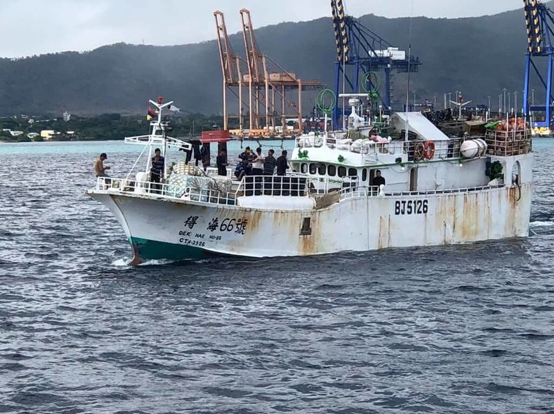 東港籍漁船「得海66號」（圖）在台灣時間12日於印度洋公海作業時船艙進水下沉，漁業署獲報隨即協調最近的高雄籍漁船「讚立212號」馳援，13日上午順利救起全員16人。（漁業署提供）中央社記者楊淑閔傳真  112年9月13日