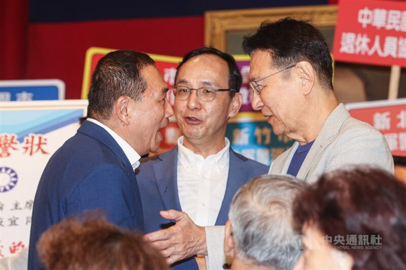 國民黨總統參選人侯友宜（左）與副手搭檔趙少康（右）。（中央社檔案照��）