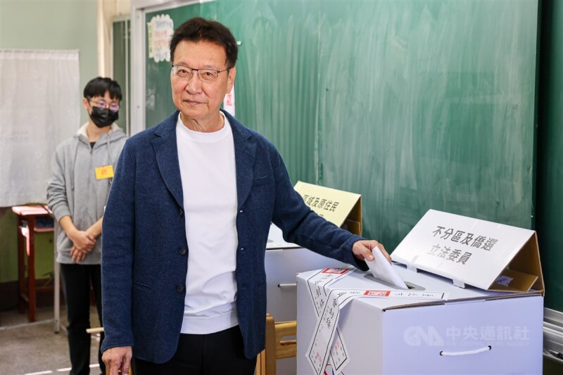 第16任總統副總統及第11屆立法委員選舉13日投票，國民黨副總統候選人趙少康（前）上午到台北市大安國中投票。中央社記者鄭清元攝 113年1月13日