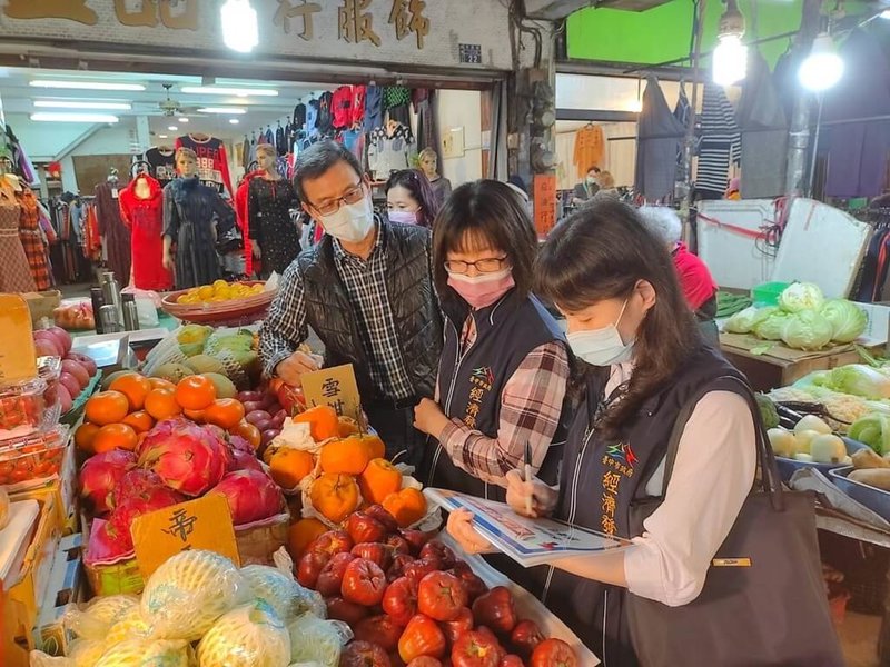 農曆春節將屆，台中市政府針對公有零售市場、大賣場及夜市進行民生物資物價查察，持續監控民生物資，確保物價穩定。（台中市政府提供）中央社記者郝雪卿傳真  113年1月23日