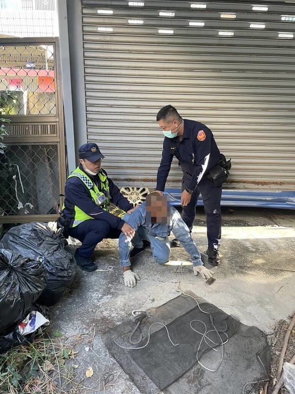 高雄江姓男子日前聽見隔壁廢棄空屋有可疑聲響疑遭竊，警方當場將正在拆拔鐵窗鋁材的黃姓男子逮捕，還發現手推車有已拆卸鐵材，黃男則辯稱順手來撿東西，依竊盜罪送辦。（高雄市鳳山警分局提供）中央社記者洪學廣傳真  113年2月29日