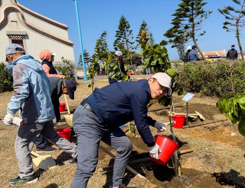 響應植樹節，澎湖國家風景區管理處12日在西嶼二崁第二停車場周邊舉辦植樹活動，盼讓遊憩景區增添更多綠意，未來將由社區協助維護。（澎湖國家風景區管理處提供）中央社  113年3月12日