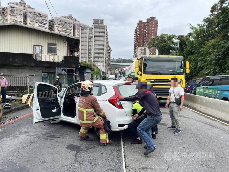 一名駕駛24日開車行經新北市五股區，因彎身撿東西導致車子失控撞上路邊電線桿，未釀嚴重傷亡但導致成泰路4段往關渡橋方向交通受阻，警消合力移動事故車，先搶通1線車道。（翻攝照片）中央社記者楊侃儒傳真  113年4月24日