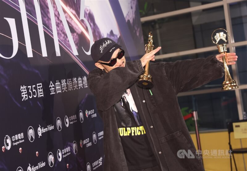 MC HotDog熱狗以專輯「髒藝術家」奪下第35屆金曲華語歌王。中央社記者張新偉攝 113年6月29日