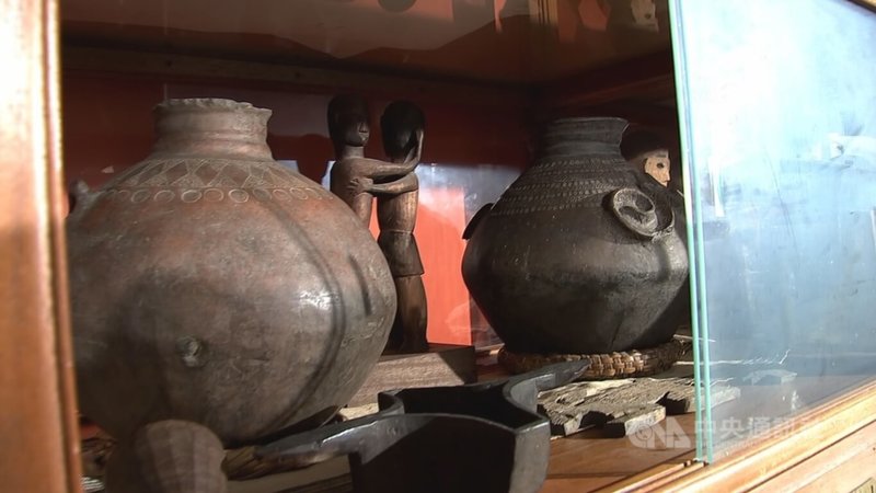 台灣原民文物收藏家鄭鈺麟的收藏以小件的日常生活用品為大宗。另外，也有為數不少的珍貴文物，包括刻有雙蛇圖樣、酋長才能擁有的陶器（右）。中央社記者張欣瑜舊金山攝 113年7月4日