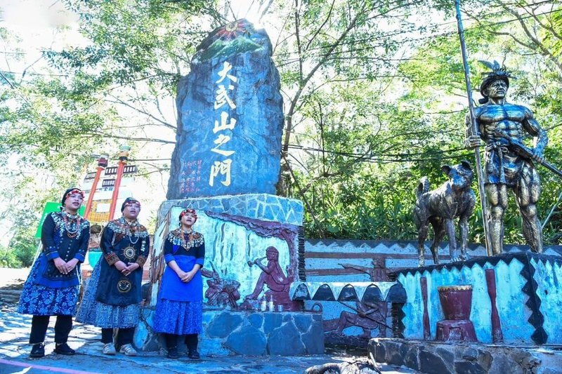 原民會首度組團走讀排灣���聖山北大武山，7日在屏東泰武鄉「大武山之門」舉行入山儀式，泰武鄉青年會為走讀團隊祈福吟唱。（原民會提供） 中央社記者黃郁菁傳真  113年7月7日