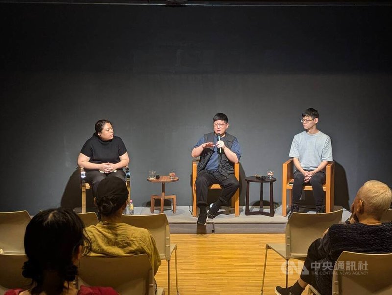 鳳甲美術館13日下午舉行「水之眾神：顧廣毅個展」開幕暨圓桌論壇，由策展人黃又文（左起）主持論壇，藝術家顧廣毅及氣候變遷研究者王順德現場對談交流。中央社記者王寶兒攝  113年7月13日