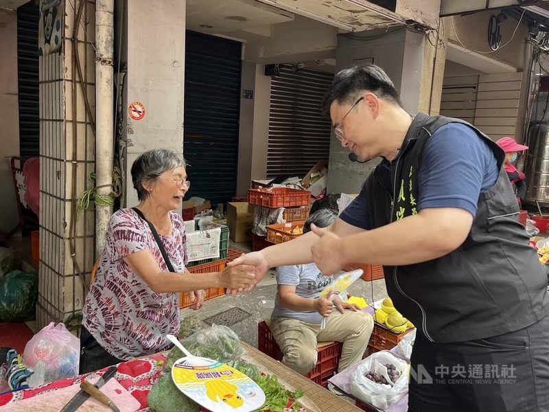 民進黨多名立委表態挑戰下屆高雄市長，立委賴瑞隆（右）20日跨區至鳳山區兵仔市場掃街。他表示，鳳山是高市人口最大區，盼透過掃街爭取更多認同。中央社記者林巧璉攝 113年7月20日