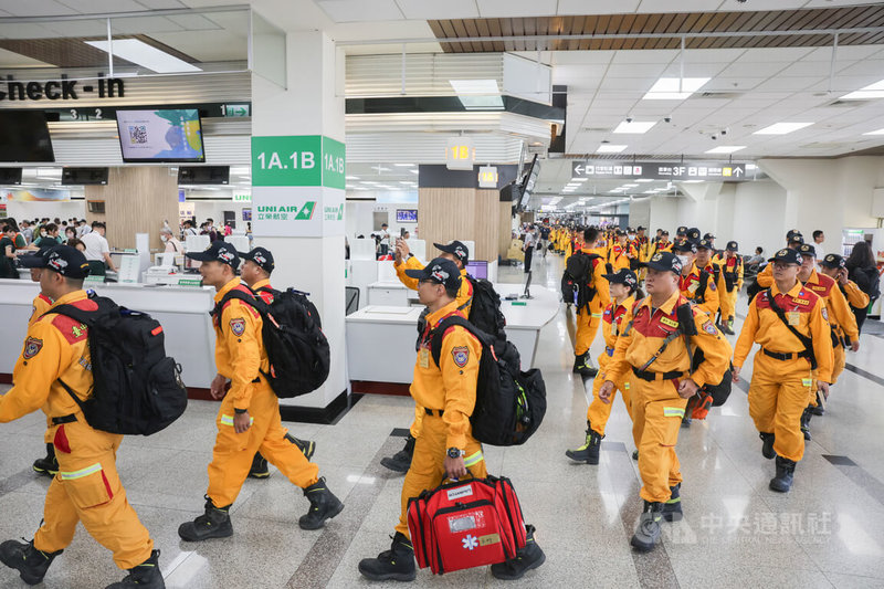 內政部消防署6日在台北松山機場舉辦國際人道救援專案包機演練，演練隊伍模擬收到國際搜救任務指令後，上午於機場報到集結後登機出境，演習全程依照國際人道救援專案包機的出勤流程。中央社記者裴禛攝 113年9月6日