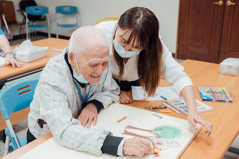 長輩一筆一畫勾勒出日常的體驗與生活的記憶，與南山人壽志工互動時，也露出開心的笑容。