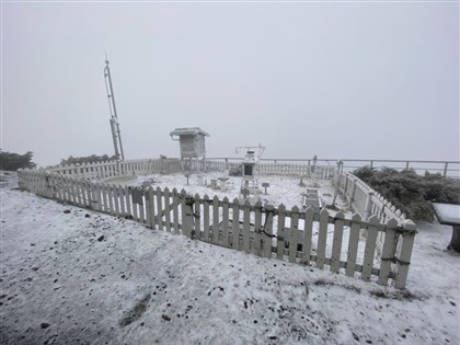 玉山再下冰霰累積0.5公分 10日有機會飄雪[影]