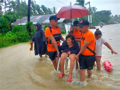 颱風奈格登陸菲律賓 雨彈狂炸已釀45死