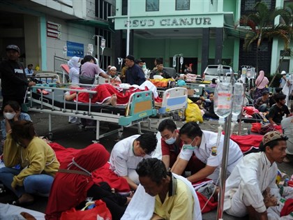 印尼地震千棟房屋受損已釀56死 數百傷患醫院停車場治療[影]
