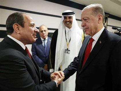 足球場大和解 埃及與土耳其總統卡達握手破冰