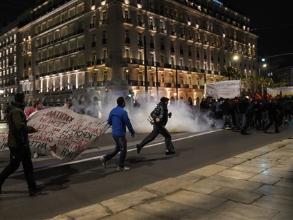 希臘火車對撞民眾示威與警爆衝突 鐵路工會罷工抗議[影]