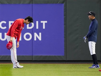 大谷翔平賽前向鈴木一朗鞠躬 有禮舉止球迷讚爆