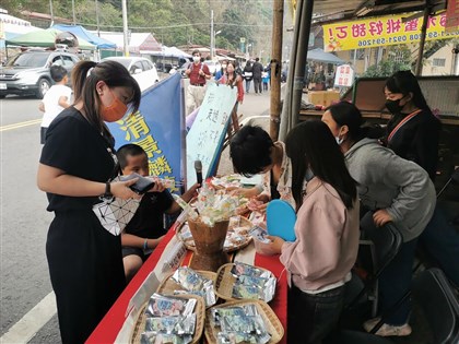 籌措畢旅經費 高市偏鄉小五生手工餅乾賣光圓夢