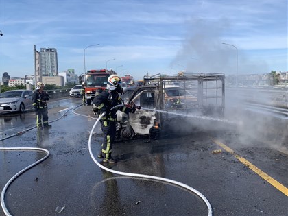 台中台74線連環撞釀火燒車 2人受傷送醫