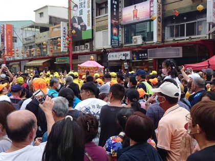 白沙屯媽祖首駐駕新港奉天宮  世紀相會萬人簇擁