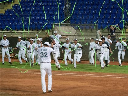 台鋼雄鷹3連勝奪中職二軍總冠軍 高喊「一軍我來了」