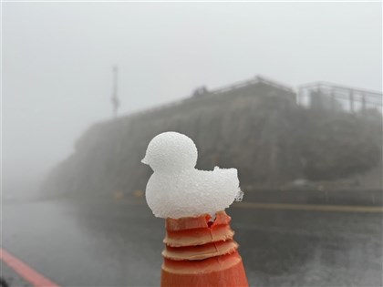 合歡山降雨夾冰霰、玉山下冰珠 台14甲正常通行