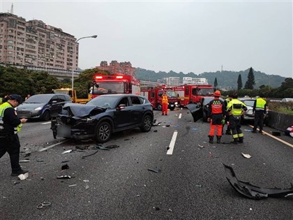 國3安坑隧道北口9車追撞 釀2死6傷