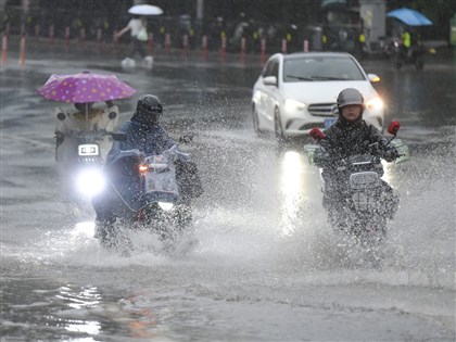 廣東豪雨釀災 貴州冰雹肆虐砸傷人車房屋馬路如冰河