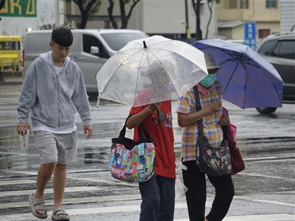 苗栗以南週末降雨機率高 台東焚風影響防38度極高溫