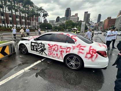 男子駕車衝撞總統府前花台 警帶回偵訊釐清動機