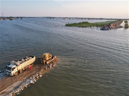 中國���庭湖潰堤 77小時搶修完成封堵缺口