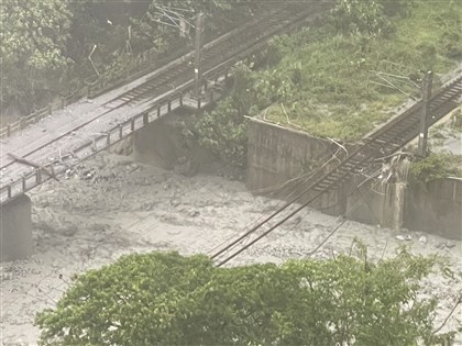 台鐵部分區間車下午3時復駛 東部幹線小清水溪橋遭土石流沖垮