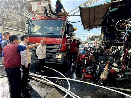 台南六甲民宅火災5死 疑可燃液體雜物多、鐵皮加蓋造成迅速延燒