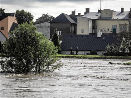 捷克暴雨成災疏散逾萬人 車站淹沒鐵路關閉、部分地區緊急狀態