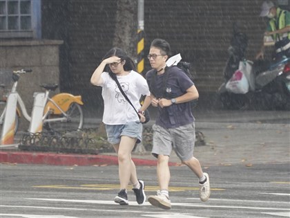 颱風山陀兒外圍雲系及東北風影響 北東陣雨局部大雨