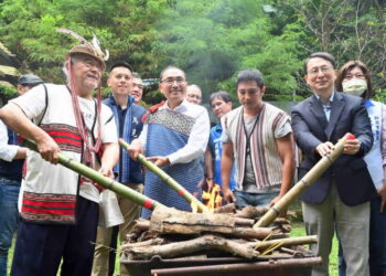 圖／新北市長侯友宜、國立政治大學副校長蔡維奇及南勢溪流域的泰雅族部落代表，三方代表共同點燃希望之火，象徵更深厚的合作關係。（新北市政府新聞局提供）