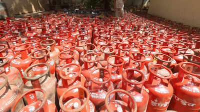 LPG Price Cut: വാണിജ്യ എൽ.പി.ജി സിലിണ്ടറുകളുടെ വില കുറഞ്ഞു; പുതിയ നിരക്കുകൾ ഇപ്രകാരം 