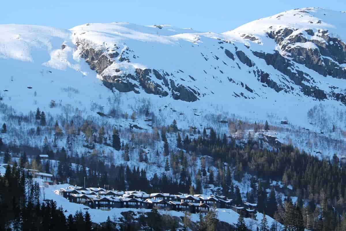 Hyttetun på Bavallen framfor det ruvande fjellet Lønahorgi.