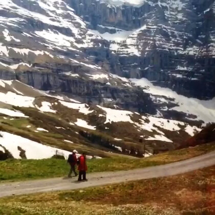 美如画的Jungfrau山，看着人们悠哉的骑车，远足，烦恼全部抛开