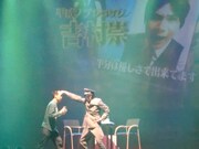 ナチスの格好で登場したノブコブ吉村。梅沢富美男の「夢芝居」を流しながらゆったり登場し、舞台上で合気道を披露するという破天荒ぶりを見せた。