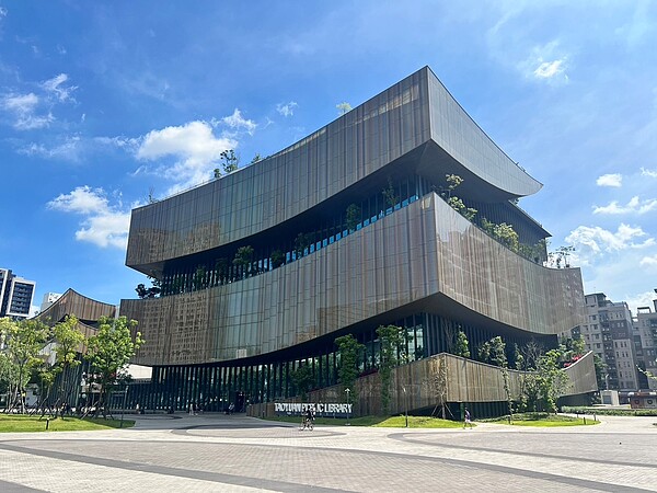 桃園藝文特區坐落於「中正路」上，圖書館、電影院等大型建設集中、加上鄰近國道，備受雙北開車通勤族歡迎。圖／有巢氏房屋提供