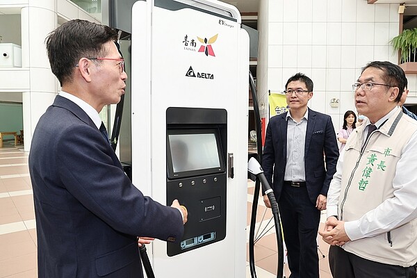 今（8）日舉行「台南市公有停車場電動汽車充電環境建置簽約」記者會，市長黃偉哲宣布成功爭取中央經費2.5億元補助。圖／新聞及國際關係處提供