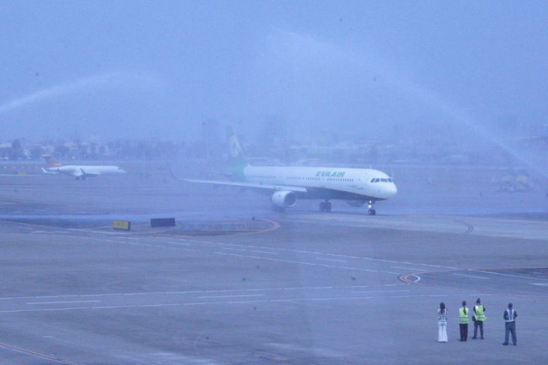 長榮航空開闢高雄-香港航線，今天上午首航從高雄搭載184位旅客前往香港。圖／讀者提供