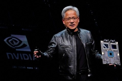 輝達公司市值5日突破3兆美元大關。圖為執行長黃仁勳6月2日於台北展示NVIDIA...