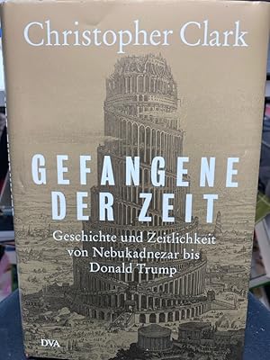 Bild des Verk�ufers f�r Gefangene der Zeit : Geschichte und Zeitlichkeit von Nebukadnezar bis Donald Trump. Bestsellerautor Christopher Clark �ber Zeit und Macht von der Antike bis heute Was hat der Brexit mit Bismarck zu tun? Was verbindet die antike Alexanderschlacht bei Issus mit der Schlacht gegen Napoleon bei Jena 1806? Was lehren uns Psychogramme aus dem Dritten Reich �ber Gehorsam und Courage? Und wie l�sst sich Weltgeschichte schreiben, ohne dabei dem Eurozentrismus verhaftet zu bleiben? Christopher Clark, der mit seinen B�chern �ber Preu�en und den Beginn des Ersten Weltkriegs Millionen Leser begeistert hat, beweist mit seinem neuen Band, wie vielf�ltig seine Interessen als Historiker sind. In insgesamt 13 ebenso klugen wie elegant geschriebenen Essays, die hier erstmals auf Deutsch vorliegen, zeigt er, wie sehr historische Ereignisse und Taten, Vorstellungen von Macht und Herrschaft �ber die Zeiten hinweg fortwirken bis heute. zum Verkauf von bookmarathon