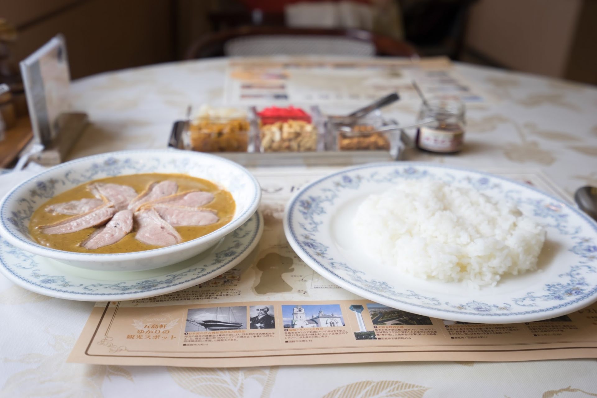 粉紅色鴨肉放在上面的「奢華鴨肉咖哩飯」