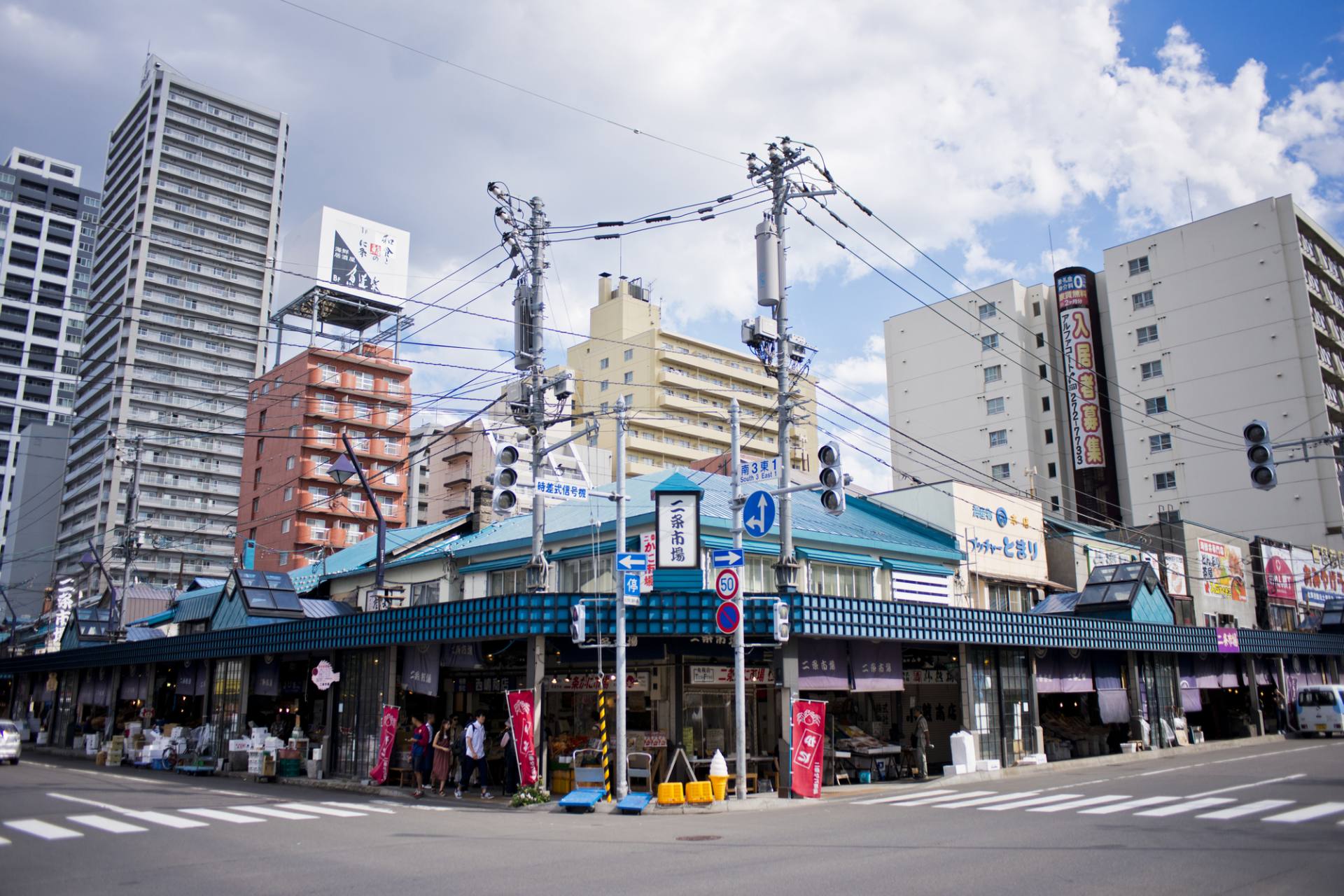 札幌二條市場一景。除了面朝馬路的部份外，場內還有多家店舖